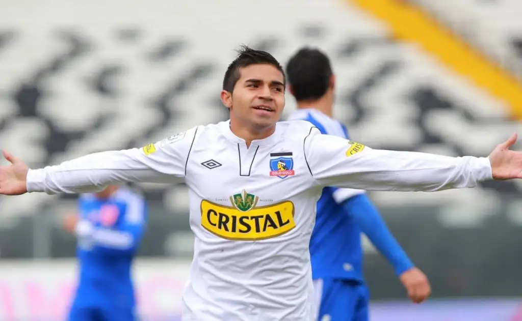 Bryan Rabello jugando un partido por Colo-Colo.