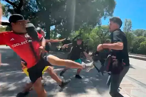 Hinchas de Colo-Colo protagonizaron graves incidentes en Mendoza.