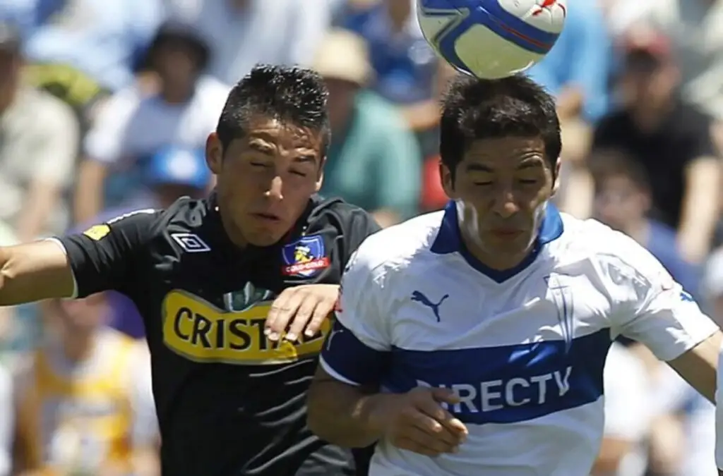 Cristián Álvarez enfrentando a Colo-Colo con la camiseta de la UC.