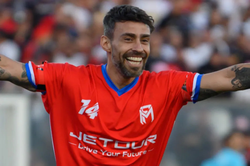 Jorge Valdivia con la cara llena de risa en plena despedida de Matías Fernández del fútbol profesional.