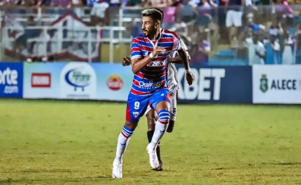 Juan Martín Lucero defendiendo la camiseta de Fortaleza.