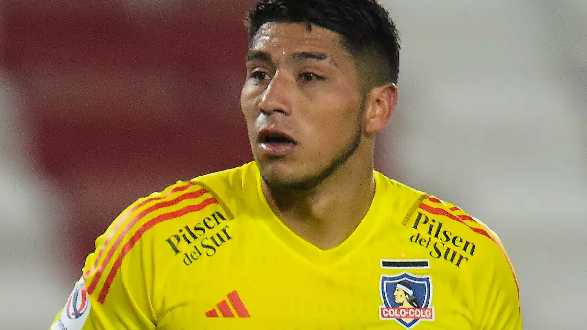 Brayan Cortés con camiseta de Colo-Colo.