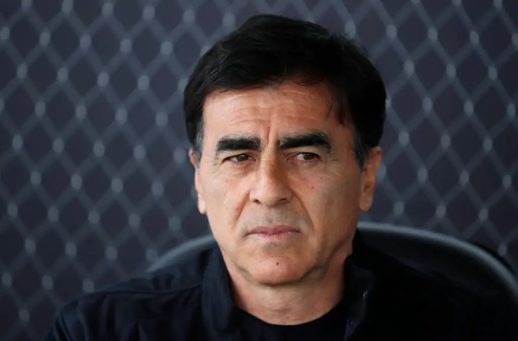 Gustavo Quinteros no se moverá de la banca de Colo-Colo, al menos, hasta que termine su contrato a fin de año.