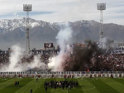 Senador propone idea para frenar la violencia en los estadios que dejará en jaque a la Garra Blanca