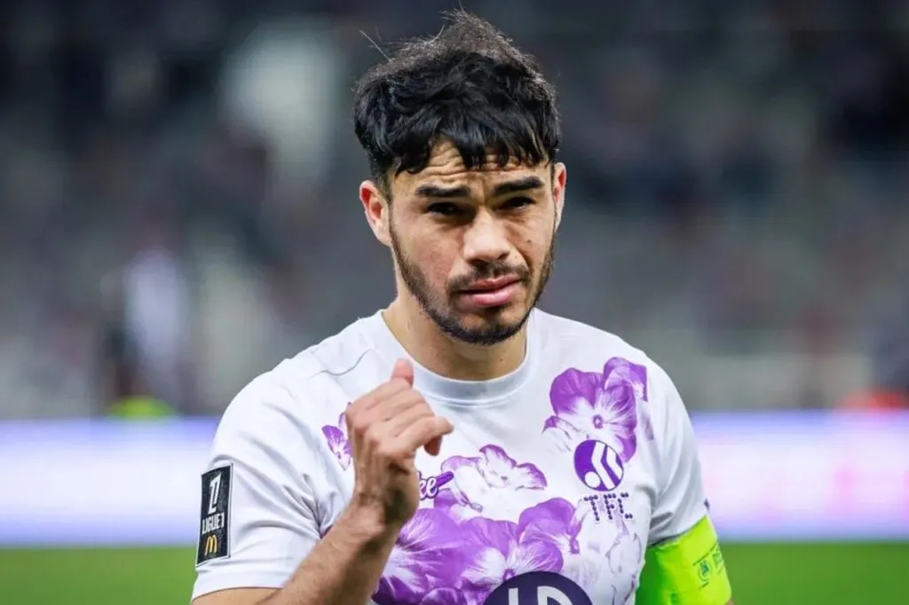Gabriel Suazo saludando a los hinchas con la camiseta de Toulouse. Créditos: Hugo Segato.