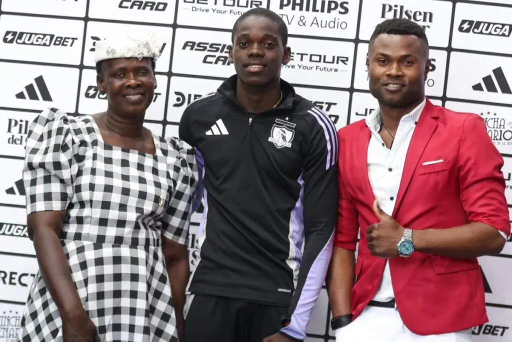 Manley Clerveaux con su familia en la firma de su primer contrato profesional.
