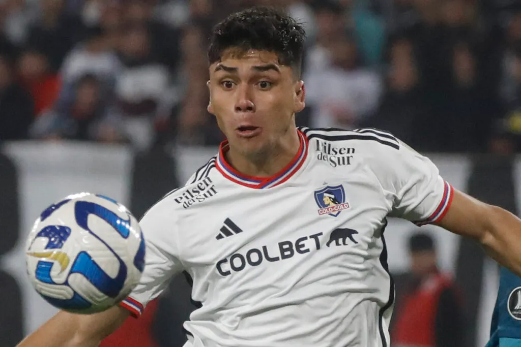Damián Pizarro jugando por Colo-Colo.