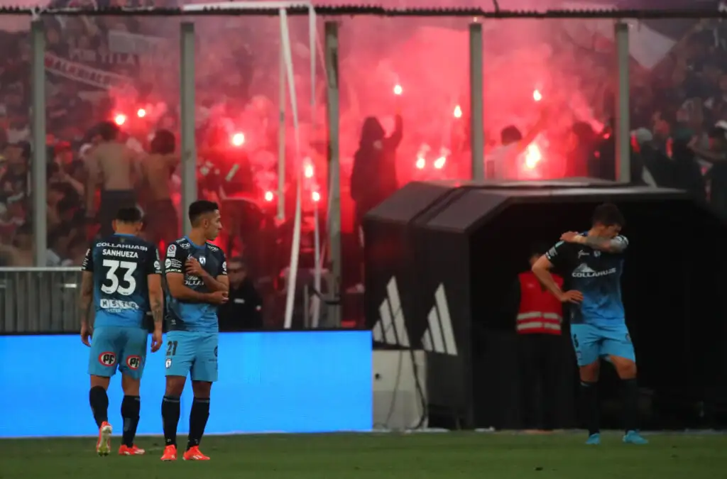 Lanzan fuegos artificiales al término del duelo entre Colo-Colo y Deportes Iquique.