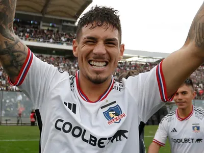 Observan sus pasos: Alan Saldivia es pura alegría en Colo-Colo y desde Uruguay anticipan su futuro