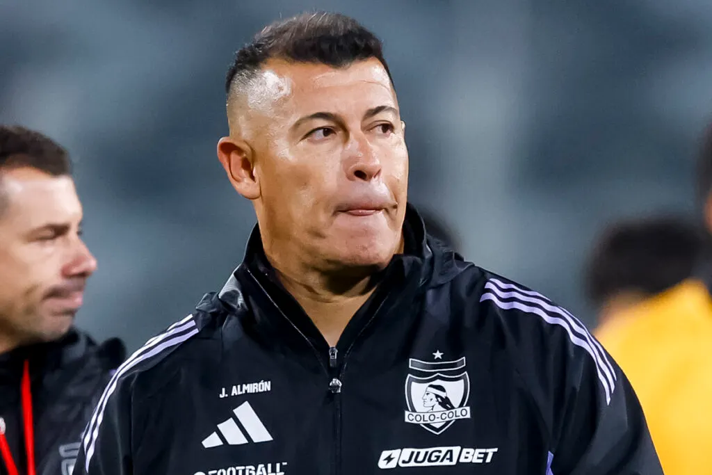 Primer plano de Jorge Almirón vistiendo indumentaria de Colo-Colo.