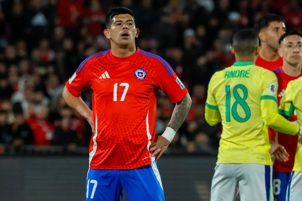 Esteban Pavez durante el duelo de La Roja frente a la Selección de Brasil.