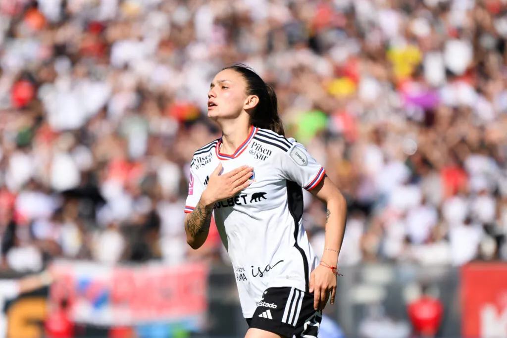 Isidora Olave celebrando un gol frente a Universidad de Chile.