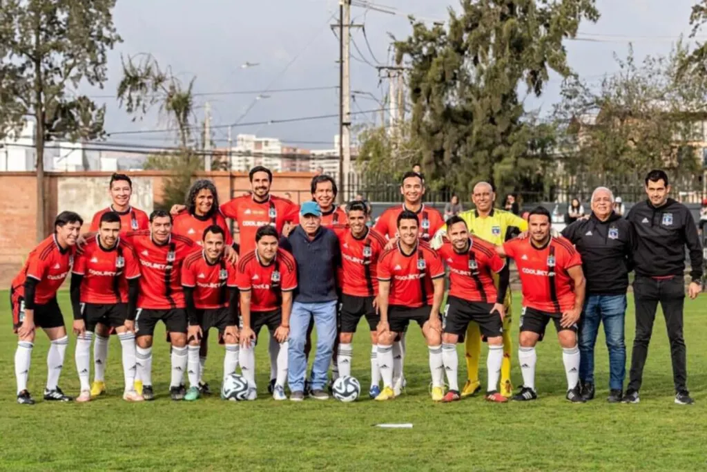 Formación de ex jugadores de Colo-Colo en el Estadio Monumental.