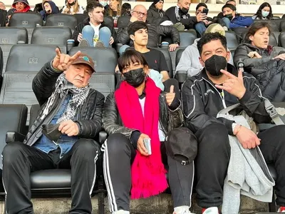 Se suma a Terremoto Cejas: La invitada de lujo que llegó a presenciar el duelo ante Huachipato al Estadio Monumental