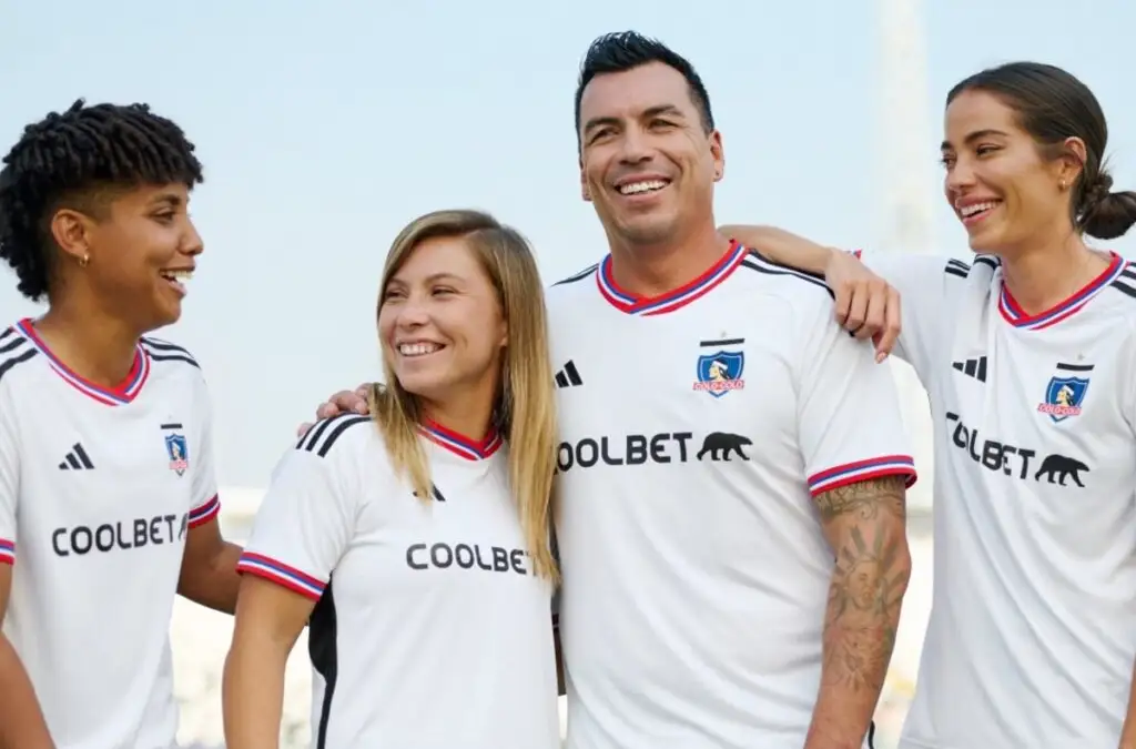 Colo-Colo presentó su nueva camiseta para la temporada 2023.