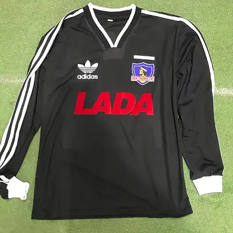 Camiseta alternativa de Colo-Colo en 1991 aparece en la serie Asalto en Helicóptero de Netflix.