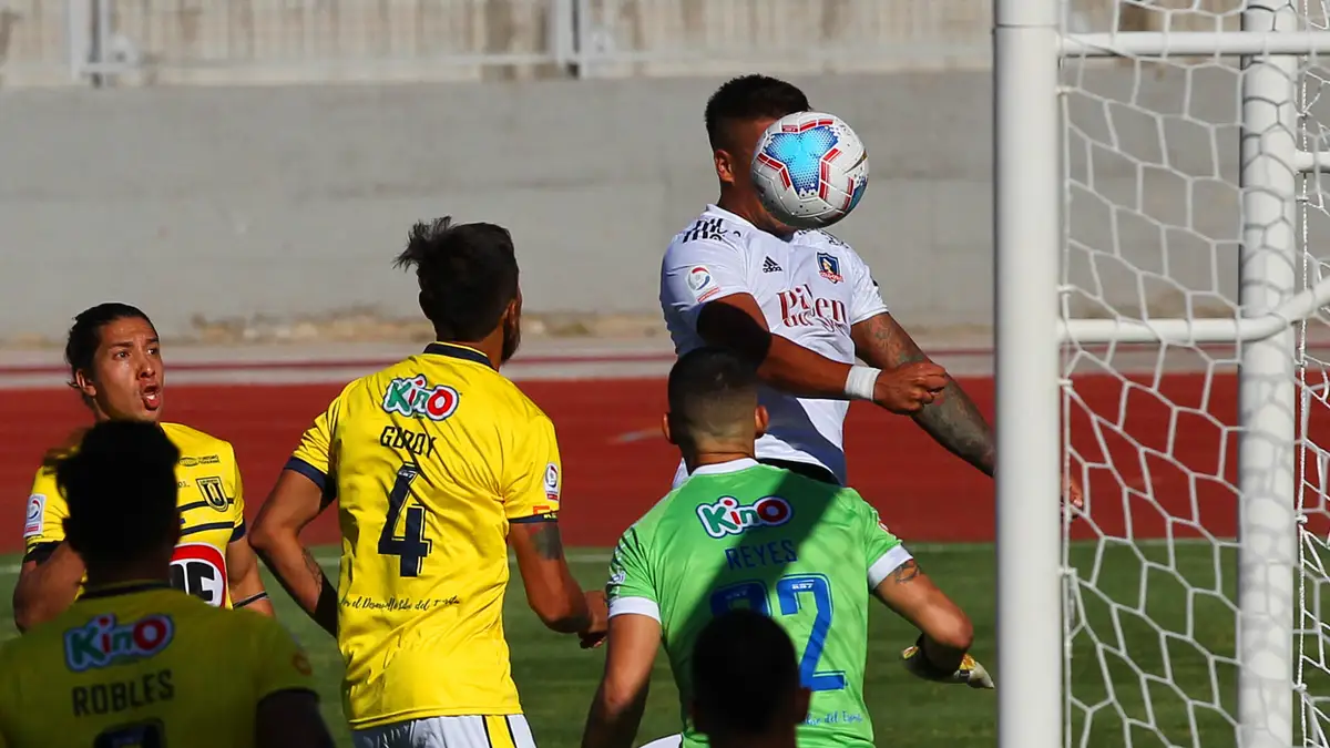 Futbol, Colo Colo vs Universidad de Concepcion. Partido por el decenso, campeonato Nacional 2020. El jugador de Colo Colo Javier Parraguez, controla el balon durante el partido que define el decenso a la primera B realizado en el estadio Fiscal de Talca, Chile. 17/02/2021 Dragomir Yankovic/Photosport Football, Colo Colo vs Universidad de Concepcion. 2020 National Championship. Colo Colo’s player Javier Parraguez,controls the ball during the permanence in first division definition match held at the Fiscal stadium in Talca, Chile.17/02/2021 Dragomir Yankovic/Photosport