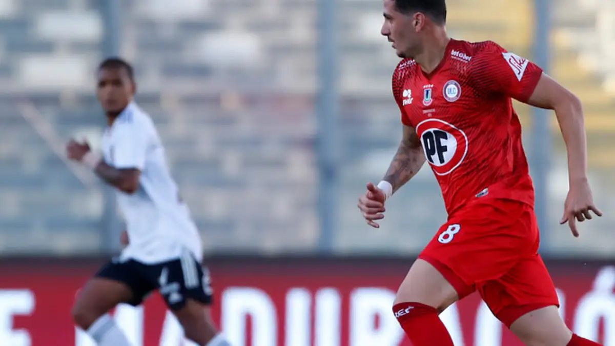 Gonzalo Castellani jugando contra Colo-Colo