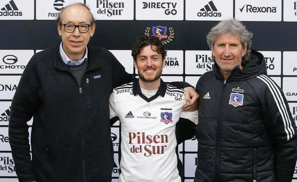 Rojas siendo presentado en Colo-Colo.
