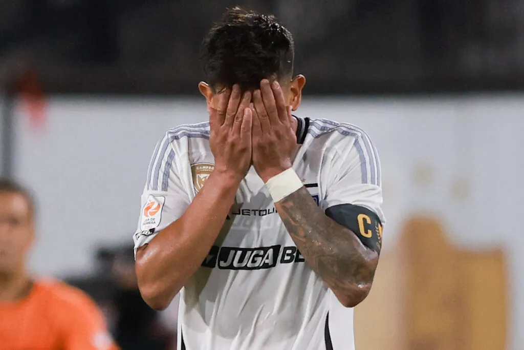Esteban Pavez tapándose la cara durante un partido de Colo-Colo.