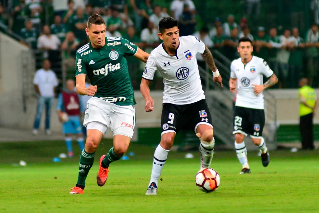 Esteban Pave en duelo entre Colo-Colo y Palmeiras por Copa Libertadores.