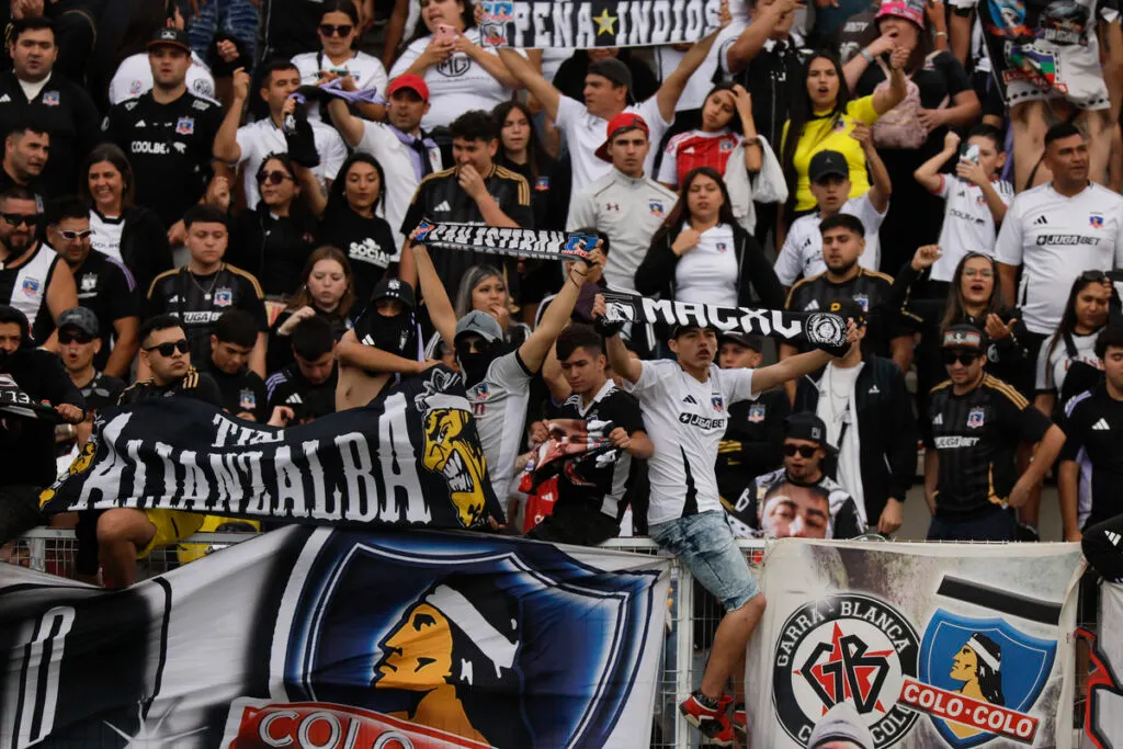 Hinchas de Colo-Colo en el Estadio Nicolás Chahuán Nazar.