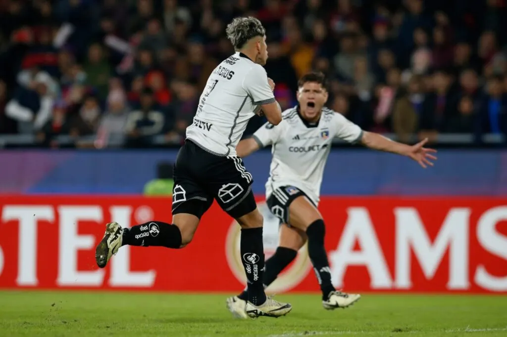 Carlos Palacios celebra gol ante Cerro Porteño en Paraguay.
