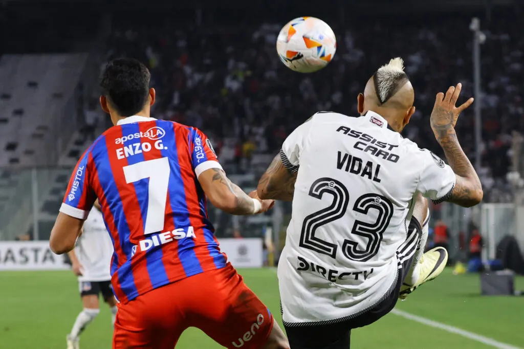 Arturo Vidal y Enzo Giménez disputando un balón en el duelo de Colo-Colo frente a Cerro Porteño por Copa Libertadores.