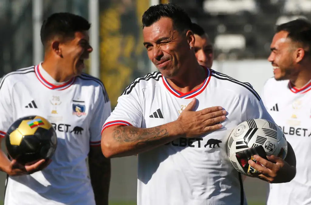 Esteban Paredes abrió su escuela de fútbol.