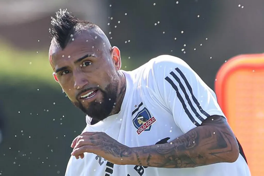 Arturo Vidal con cara de concentración en su primer entrenamiento con la camiseta de Colo-Colo en su retorno al fútbol chileno.