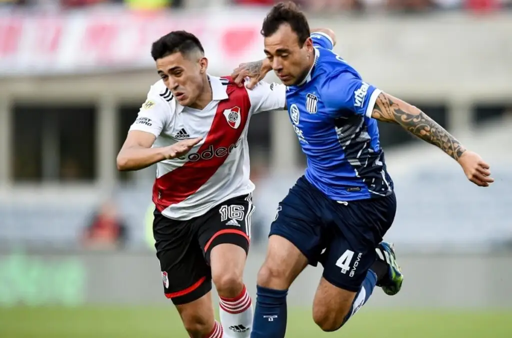 Matías Catalán enfrentando a River Plate con la camiseta de Talleres de Córdoba.