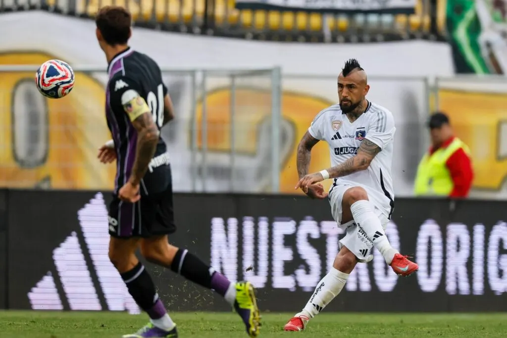 Arturo Vidal jugando por Colo-Colo contra Real Valladolid.