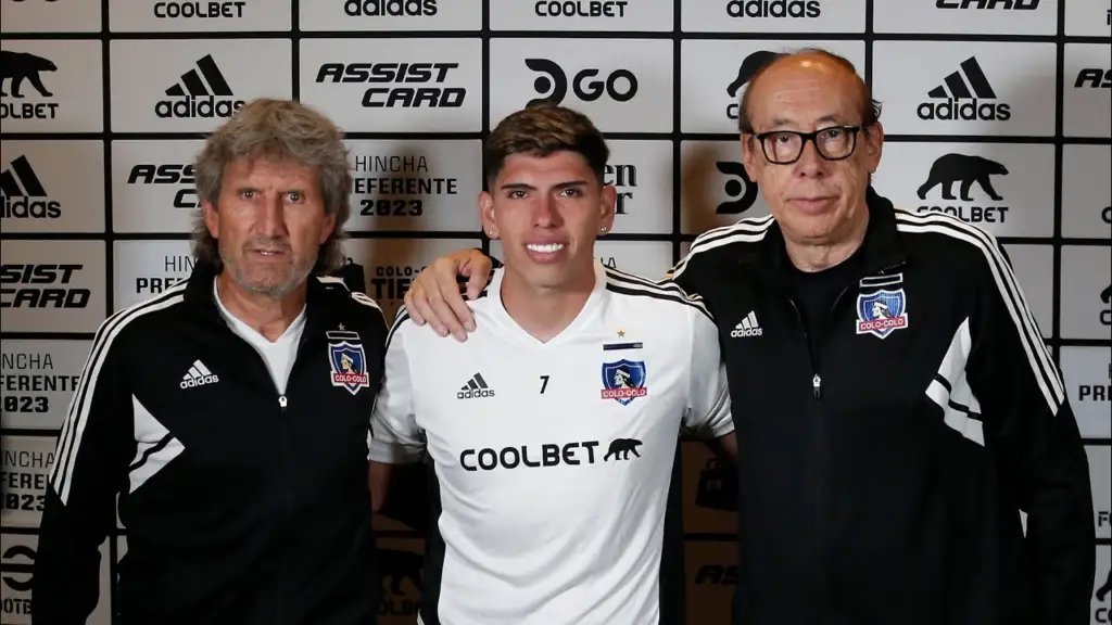 Carlos Palacios en su presentación oficial como refuerzo de Colo-Colo para la temporada 2023.