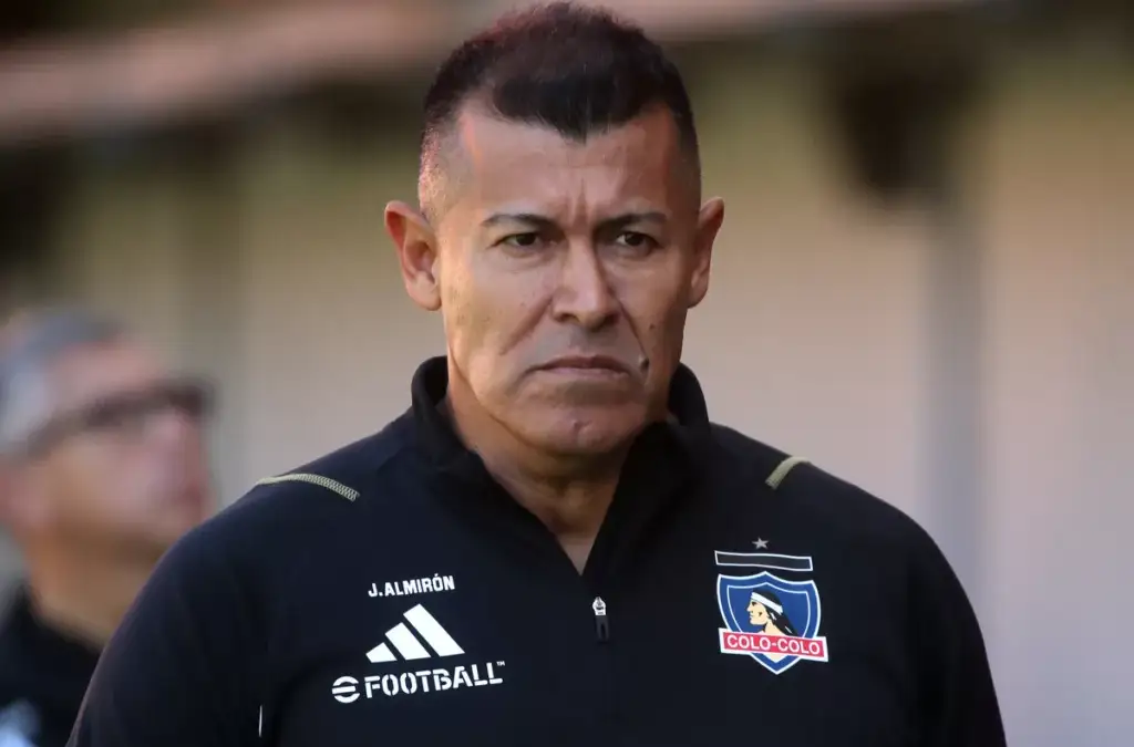 Jorge Almirón recibió el respaldo de Blanco y Negro.