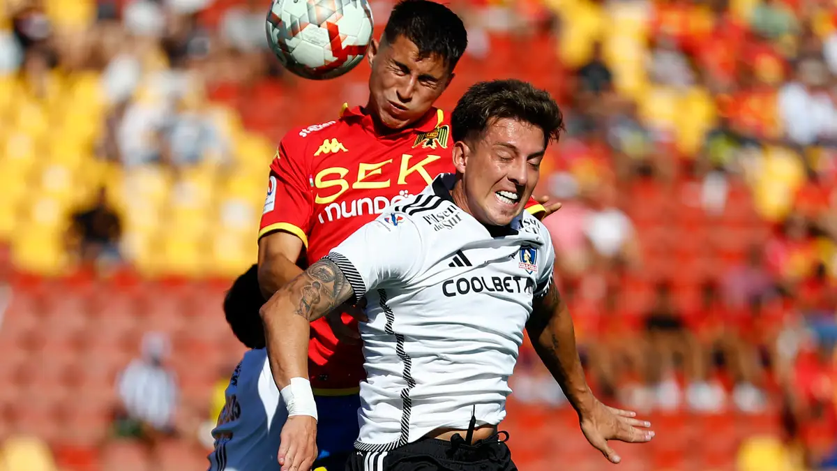 Futbol, Union Espanola vs Colo Colo. Fecha 1, Campeonato Nacional . El jugador de Union Espanola Jonathan Villagra izquierda disputa el balon contra Pablo Parra de Colo Colo durante el partido de primera division disputado en el estadio SEK Santa Laura Santiago, Chile. 17/02/24 Felipe Zanca/Photosport Football, Union Espanola vs Colo Colo 1nd turn, 2024 National Championship. Union Espanola´s player Jonathan Villagra left competed for the ball against Pablo Parra from Colo Colo during the first division match played at the SEK Santa Laura Santiago stadium, Chile. 17/02/24 Felipe Zanca/Photosport