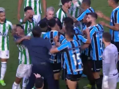 [VIDEO] Gustavo Quinteros en problemas: El violento incidente que protagonizó con jugador rival en Brasil