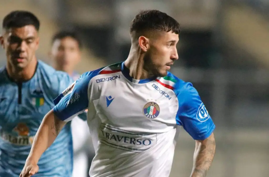 Nicolás Fernández con la camiseta blanca de Audax Italiano.