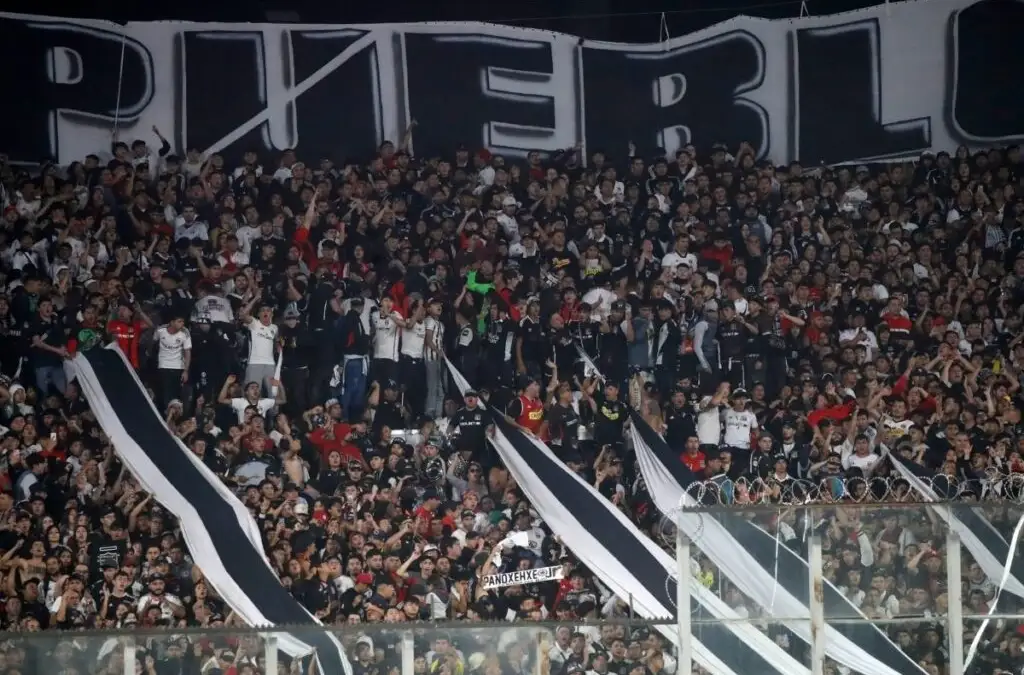 La hinchada de Colo-Colo tiene encantado a Javier Correa.