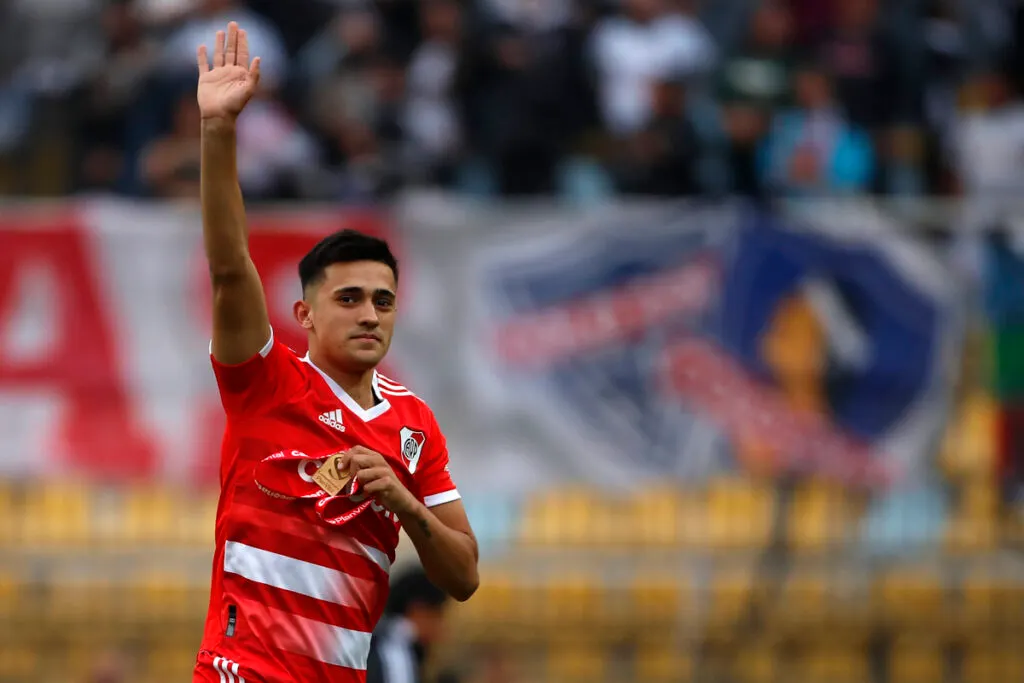 Pablo Solari con la camiseta de River Plate en el partido amistoso que jugaron contra Colo-Colo.