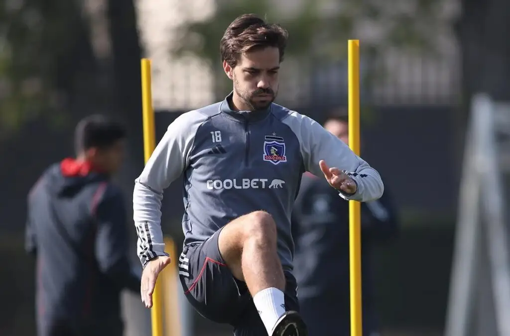 Agustín Bouzat realizando ejercicios regenerativos, en el entrenamiento de Colo-Colo de este viernes en el Estadio Monumental.