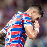 Hinchas de Colo-Colo revientan a Juan Martín Lucero tras su eliminación con Fortaleza de la Copa Libertadores