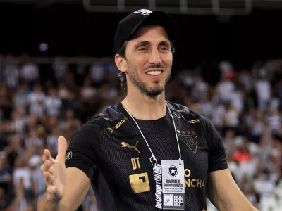 Revelan al primer refuerzo que buscaría Colo-Colo si Luis Zubeldía acepta ser su DT
