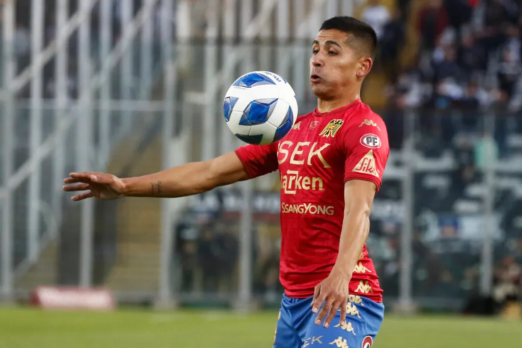 Luis Pavez Muñoz enfrentando a Colo-Colo con la camiseta de Unión Española.