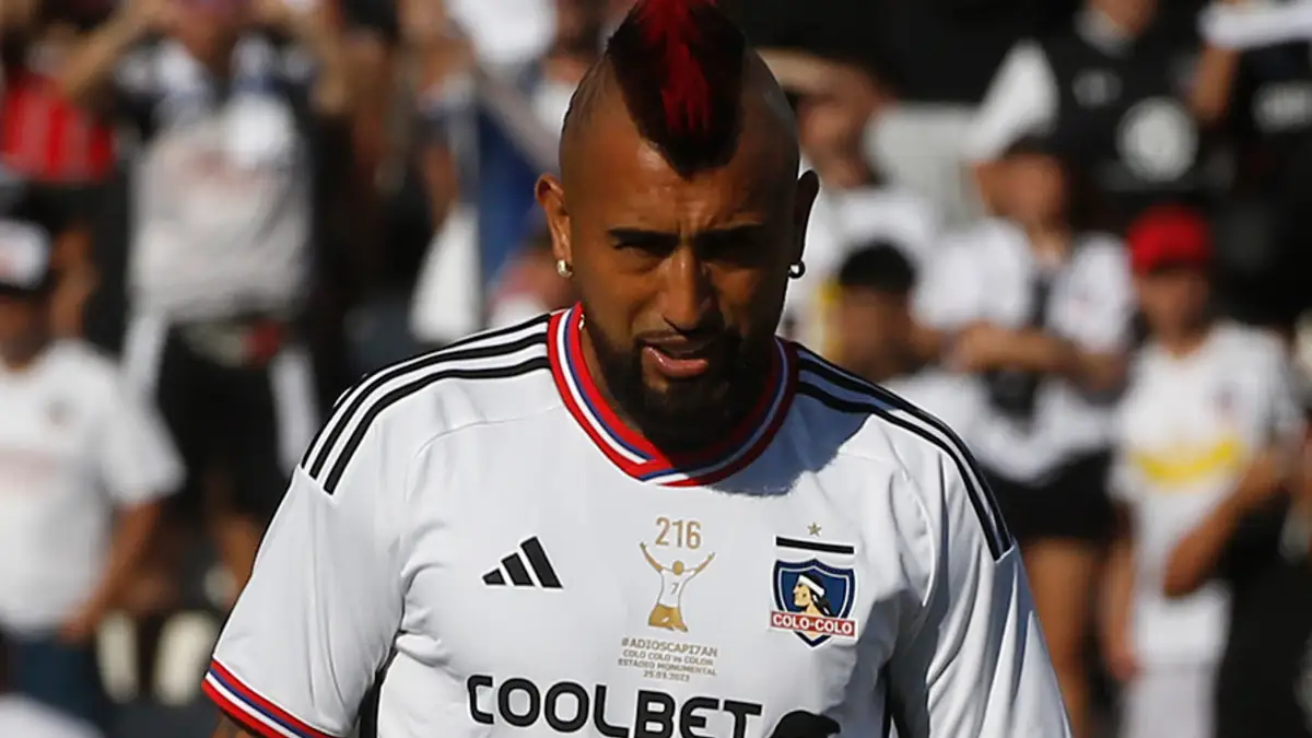 Arturo Vidal con camiseta de Colo-Colo.