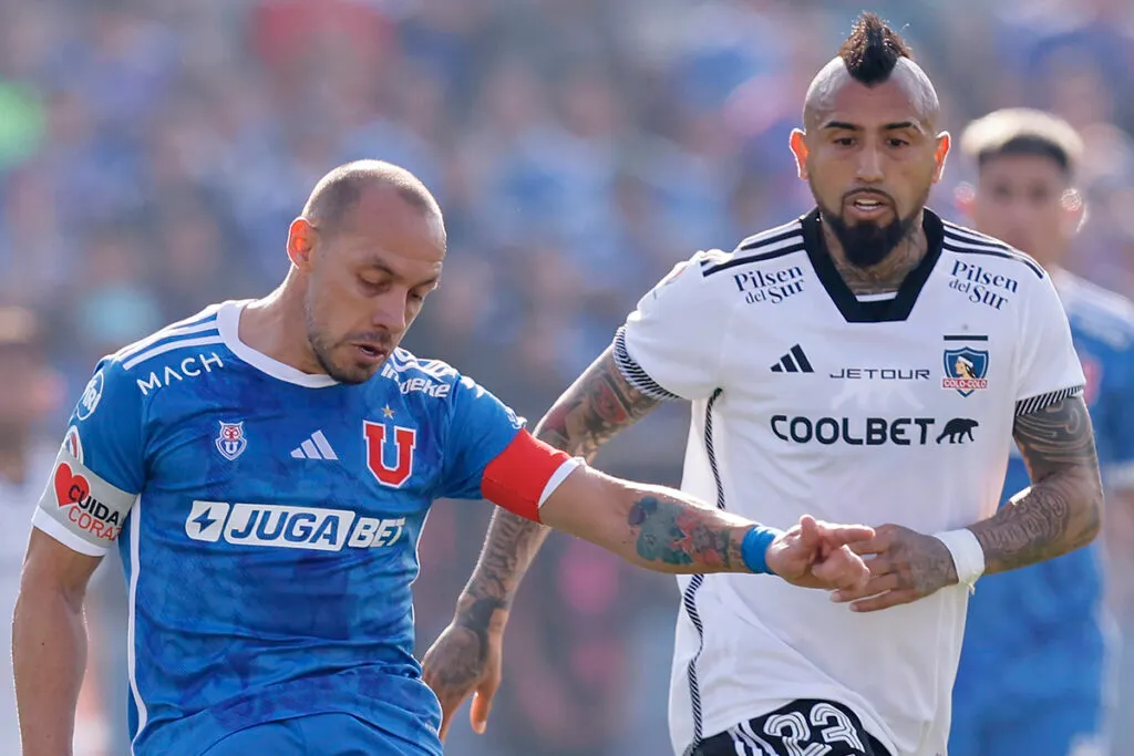 Arturo Vidal disputando un balón con Marcelo Díaz en un Superclásico entre Colo-Colo y Universidad de Chile.