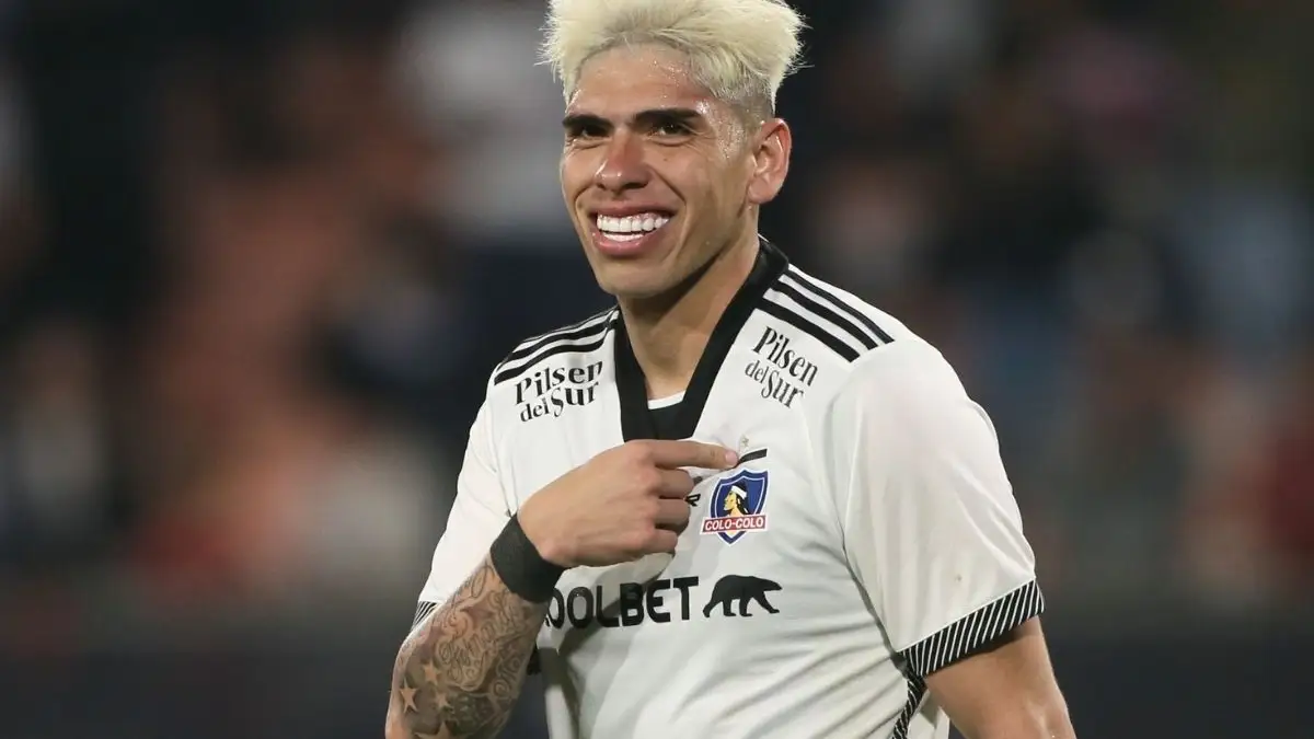 Hinchas crean canción en honor a Carlos Palacios.