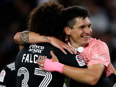 Se sacó la camiseta: Alfonso Parot alaba a canterano de Colo-Colo y lo escoge como el mejor jugador chileno en su puesto