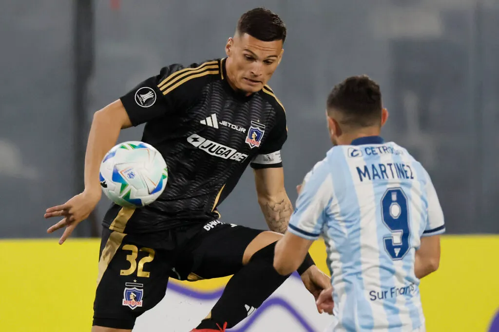 Lucas Cepeda disputando un balón con Adrián Martínez.