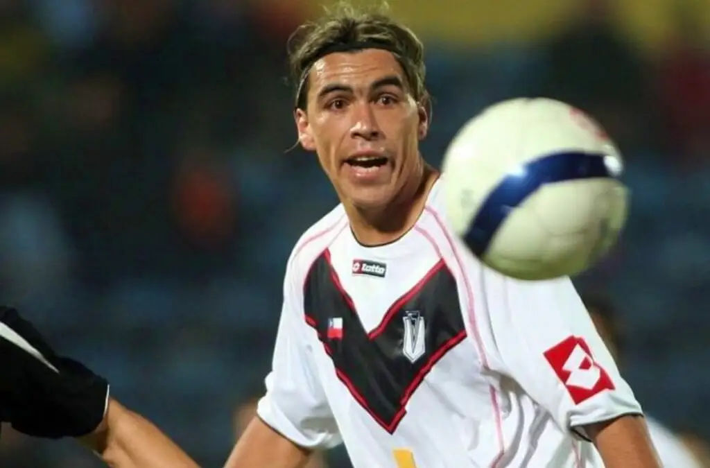 Esteban Paredes volvería a defender los colores del club donde se formó.