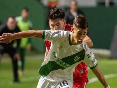 Tiene abuela chilena: Le imploran a Eduardo Berizzo asegurar la nominación de jugador que la rompe en Primera División de Argentina